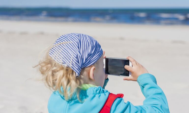 2 metų mažylė fotografuoja asmenukes ir talpina jas internete