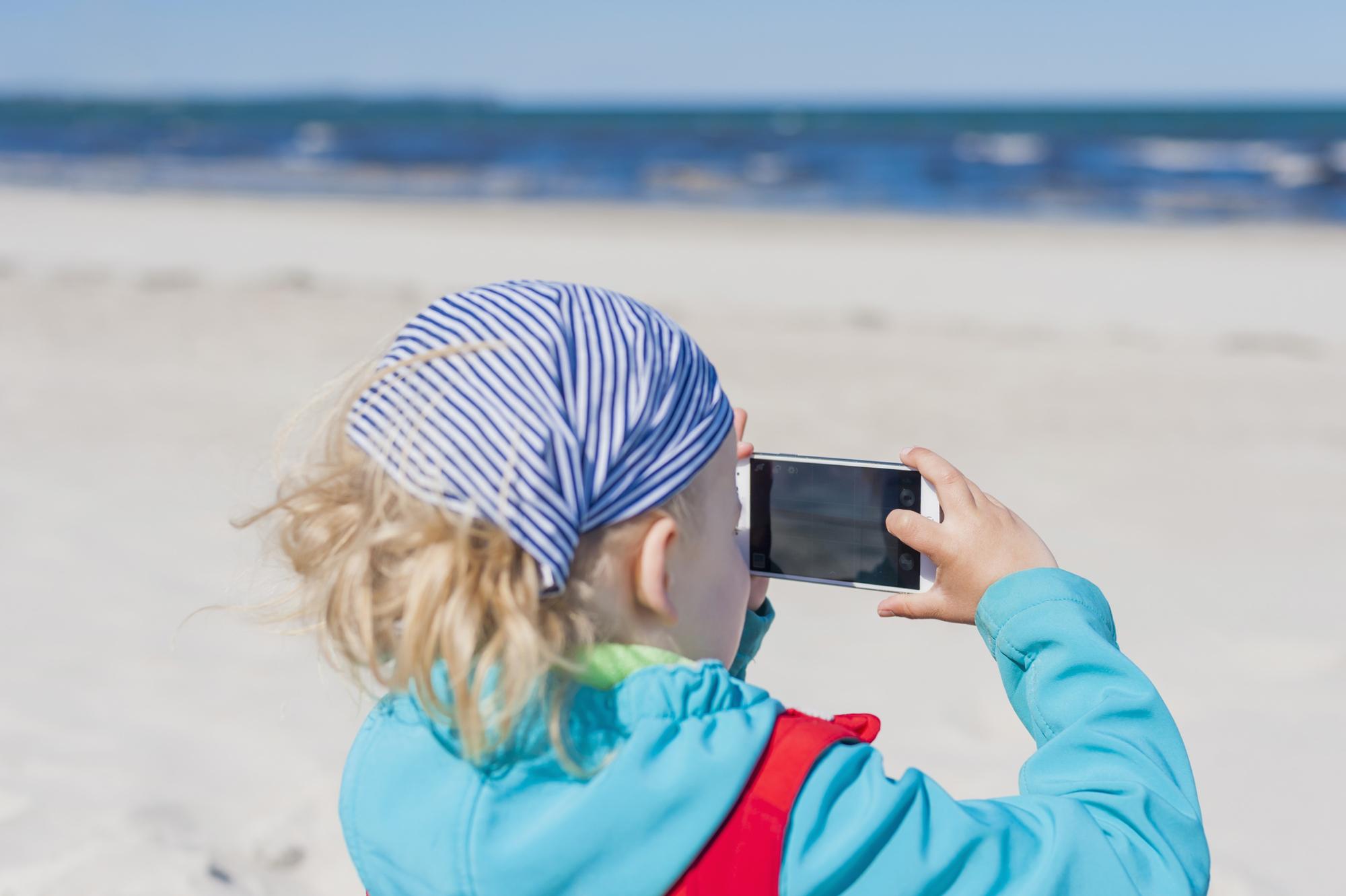 2 metų mažylė fotografuoja asmenukes ir talpina jas internete