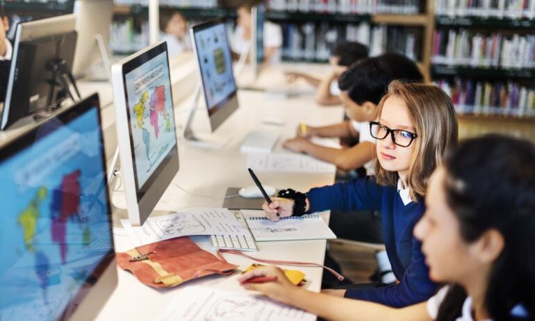 50 proc. ugdymo įstaigų ir bibliotekų nesaugančių vaikų nuo žalingo interneto turinio nemato tam poreikio
