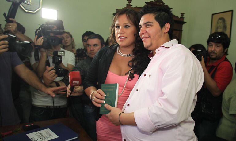 9-ą mėnesį nėščias transseksualas vedė savo išrinktąją FOTO+APKLAUSA