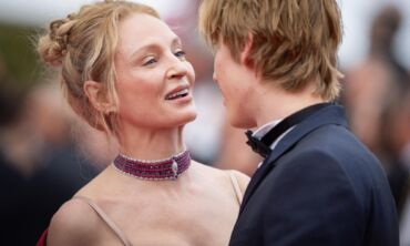 Aktorė Uma Thurman Kanų kino festivalyje pozavo su viešumoje itin retai matomu sūnumi