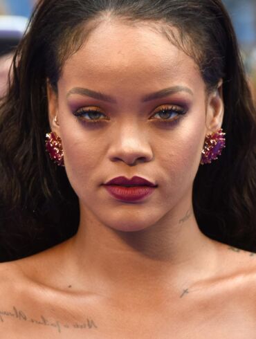 Antro vaikelio besilaukianti Rihanna įamžino žindymo akimirkas