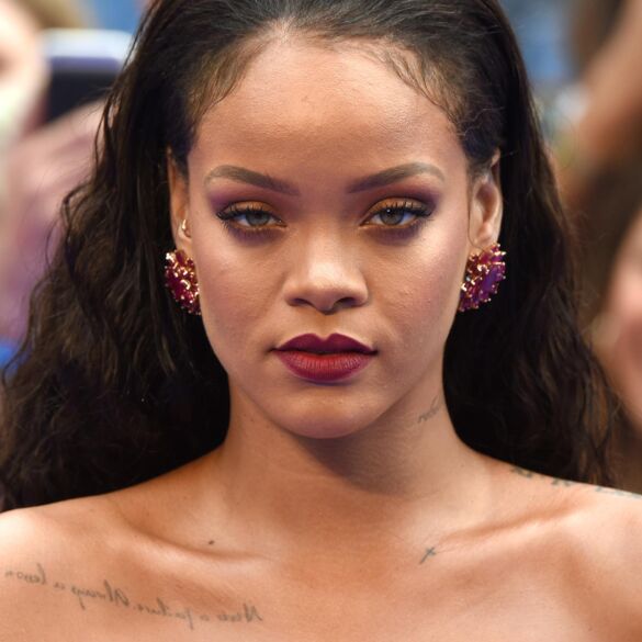Antro vaikelio besilaukianti Rihanna įamžino žindymo akimirkas