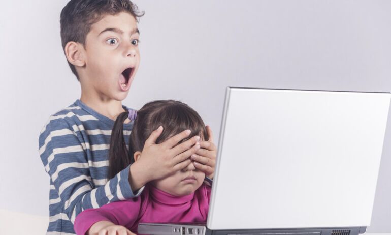 Auga vaikų seksualinio turinio kiekiai internete: ką daryti tėvams?