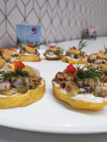 Dienos receptas: vokiškai paruošta silkė ant bulvių riekelių