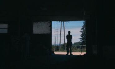 Filmas „Mūsų namai“: tėvų skyrybos vaikų akimis