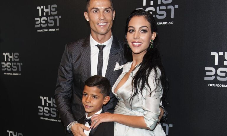 Futbolo žvaigždės C. Ronaldo draugė laukiasi dvynukų