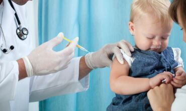 Galimybės nuo COVID-19 skiepyti vaikus nemato: tai neįtraukta į vakcinos registracijos dokumentą