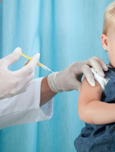 Galimybės nuo COVID-19 skiepyti vaikus nemato: tai neįtraukta į vakcinos registracijos dokumentą