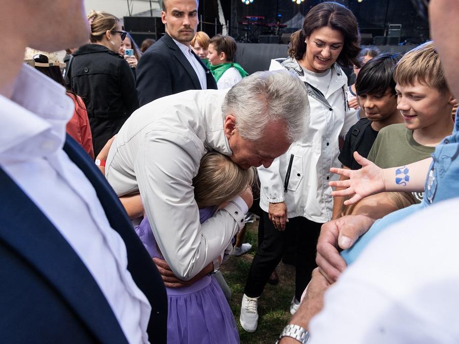 Globojančios šeimos drauge su Prezidentu Gitanu Nausėda Vingio parką nuspalvino širdies dulkėmis