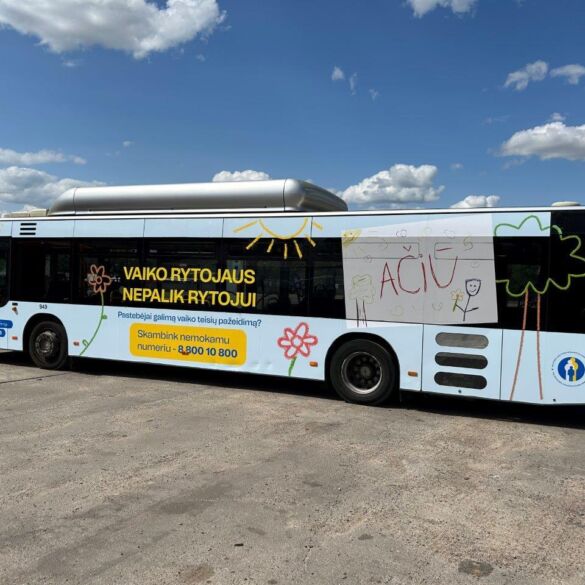 Į didmiesčių gatves išriedėję reklaminiai autobusai „veža“ svarbią žinią apie vaikus