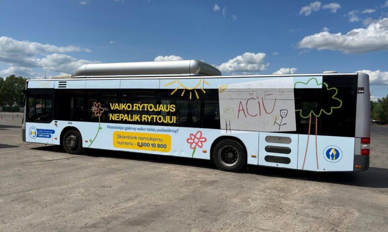 Į didmiesčių gatves išriedėję reklaminiai autobusai „veža“ svarbią žinią apie vaikus
