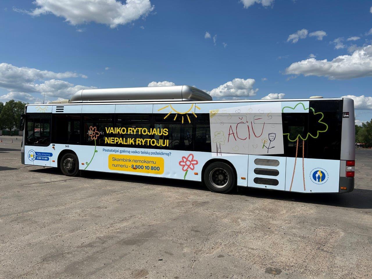 Į didmiesčių gatves išriedėję reklaminiai autobusai „veža“ svarbią žinią apie vaikus