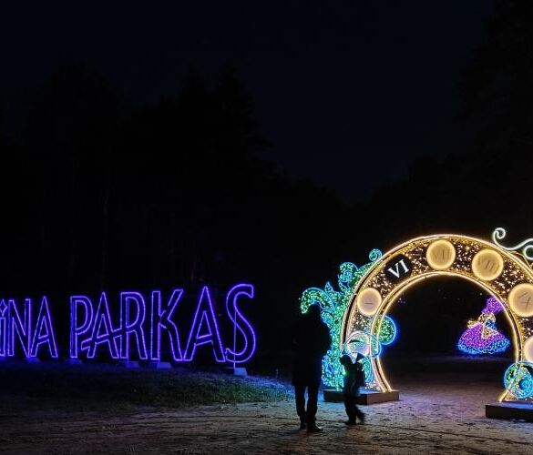 Į VU Botanikos sodą sugrįžta „Lumina“ parkas – lankytojus pasitiks „Alisa stebuklų sode“