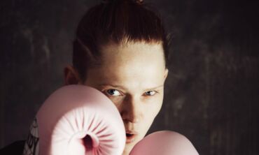 Įdomi pažintis: mama su bokso pirštinėmis