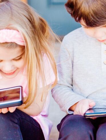 Išmanusis telefonas mokykloje: 3 naudingi patarimai moksleivių tėvams