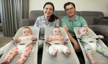Išskirtinė pažintis su trynukus auginančia kauniečių šeima