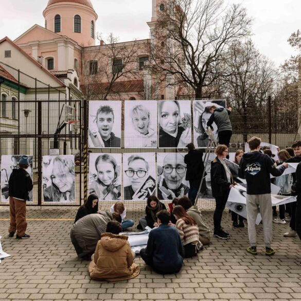 Įžymiojo prancūzų gatvės menininko JR inicijuoto projekto „Inside out“ instaliacija – Vilniaus senamiestyje