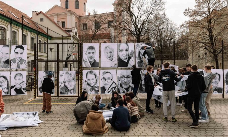 Įžymiojo prancūzų gatvės menininko JR inicijuoto projekto „Inside out“ instaliacija – Vilniaus senamiestyje