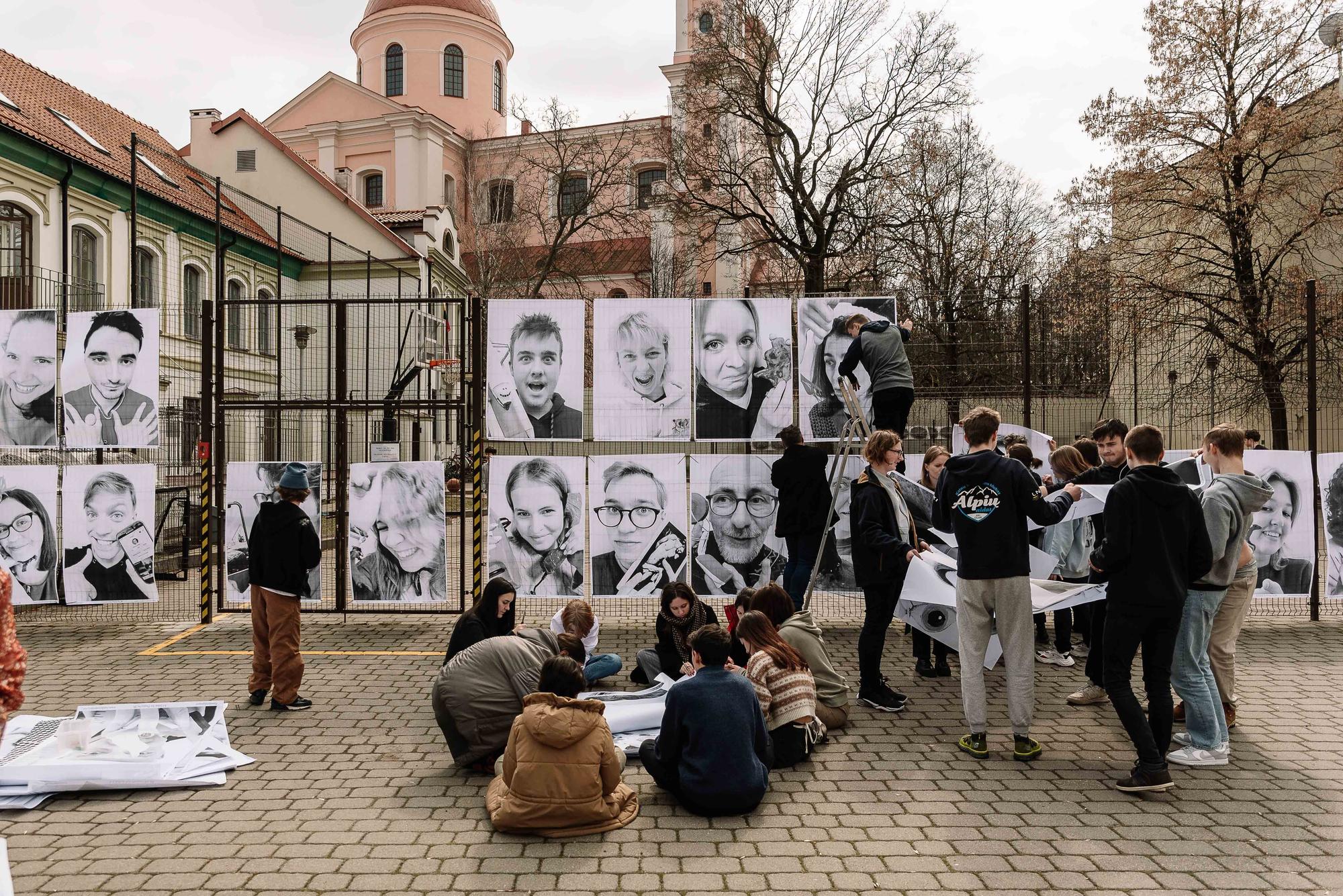 Įžymiojo prancūzų gatvės menininko JR inicijuoto projekto „Inside out“ instaliacija – Vilniaus senamiestyje