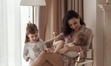 Julija Žižė pristato dukrytėms skirtą lopšinę