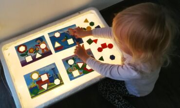 Kaip namuose už juokingai mažą kainą pasigaminti vaikų taip mėgstamą šviesos stalą