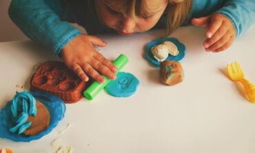Kaip parinkti vaikui lavinamąjį žaislą pagal amžių: gydytojos patarimai