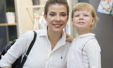 Karolina Liukaitytė su dukrele bei kitos žinomos mamos domėjosi vaikų mados tendencijomis