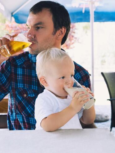 Kas šeštas šalies moksleivis per mėnesį pabando vartoti alkoholinių gėrimų