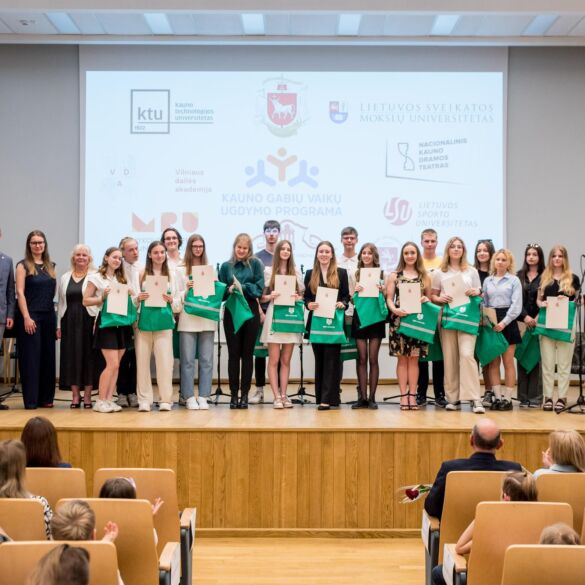 Kaunas apdovanojo universitetuose ir teatruose žinias kaupusius gabiausius vaikus