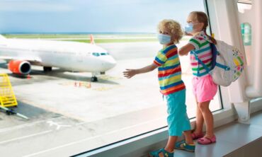 Kelionės lėktuvu su vaikais naujoje realybėje: ką būtina įsidėmėti ruošiantis skrydžiui?