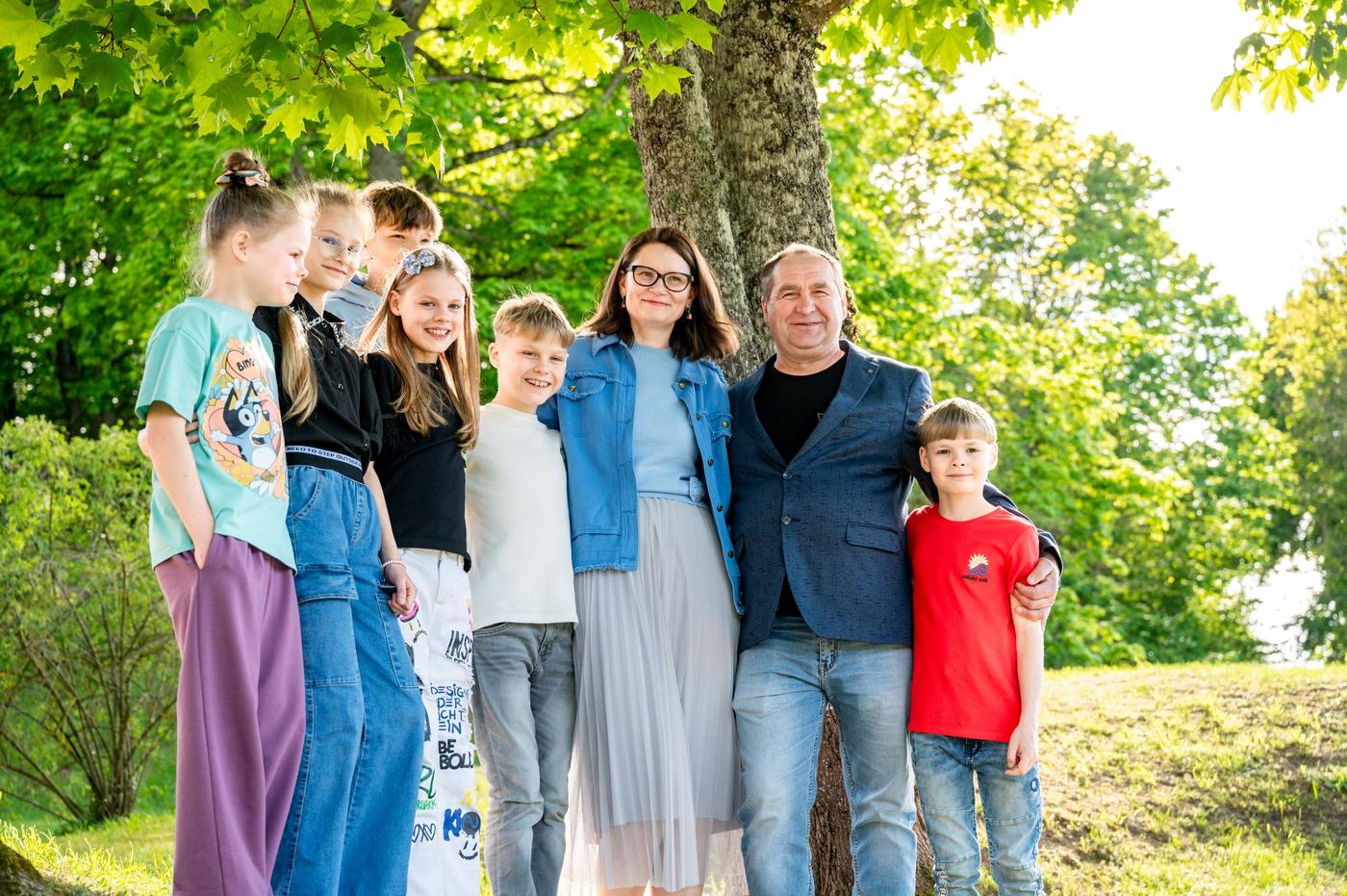 Keturis globotinius į gausią šeimą priėmę jurbarkiškiai: dabar gyvenimas dar prasmingesnis