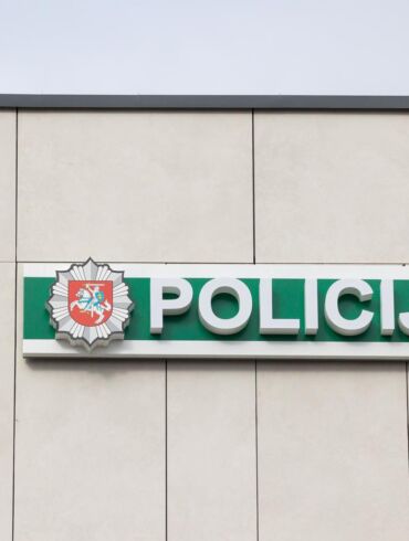 Klaipėdos rajone pro langą iškrito ir susižalojo vaikas