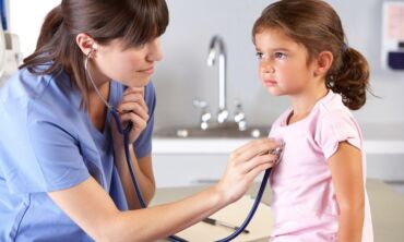 Klausiate – atsakome: ar gali vaiką pas gydytoją atvesti seneliai