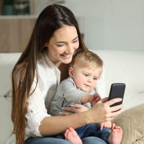 Kodėl maži vaikai mieliau žaidžia su telefonais