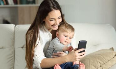 Kodėl maži vaikai mieliau žaidžia su telefonais