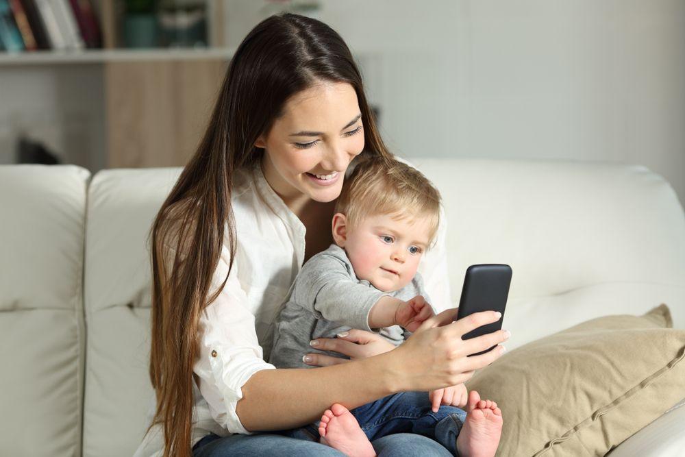 Kodėl maži vaikai mieliau žaidžia su telefonais