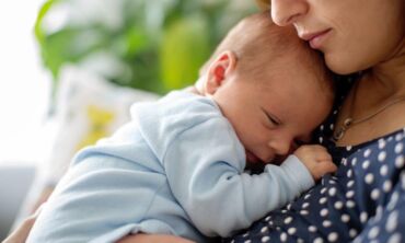Kodėl moteris dažnai pasijaučia bloga mama: psichologės komentaras