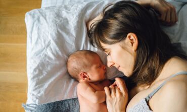 Kodėl šiais laikais taip nuvertinama motinystė?