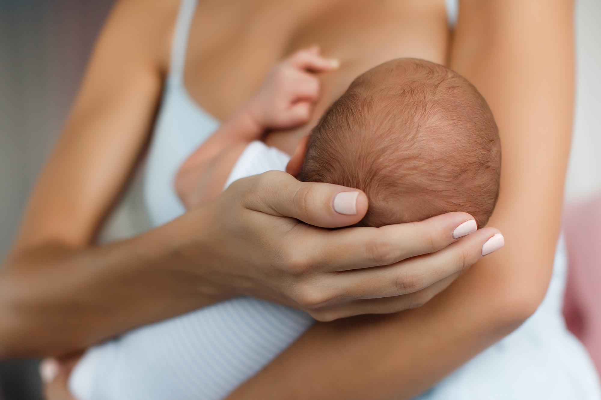 Kodėl žindyti viešai vis dar yra stigma