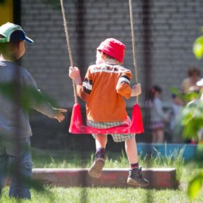 Kokio amžiaus vaikui geriausia pradėti lankyti darželį?