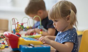 Kokio amžiaus vaikui geriausia pradėti lankyti darželį: psichologės komentaras