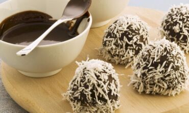 Kokosiniai saldainiai iš 2 ingredientų per 10 minučių