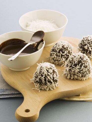 Kokosiniai saldainiai iš 2 ingredientų per 10 minučių