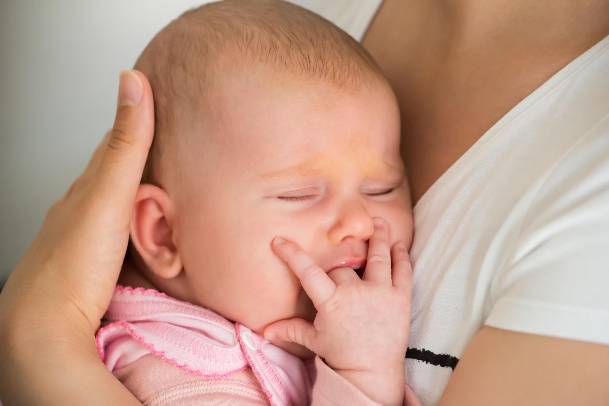 Kūdikis bijo svetimų žmonių: ką svarbu žinoti