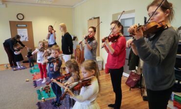 Kuo ypatingas Suzuki muzikos metodas: reportažas iš užsiėmimo Vilniuje