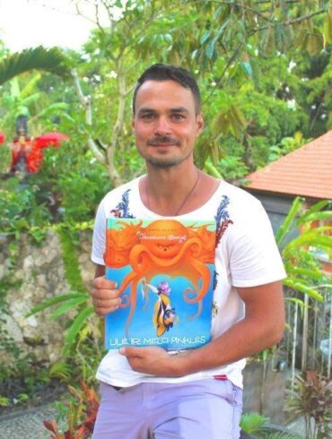 Leo Pobedonoscevas siunčia dovaną vaikams iš Balio salos