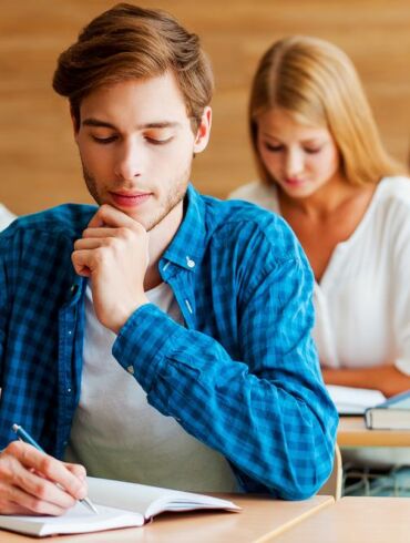 Lietuvių kalbos ir literatūros bei matematikos egzaminus šiais metais abiturientai išlaikė geriau