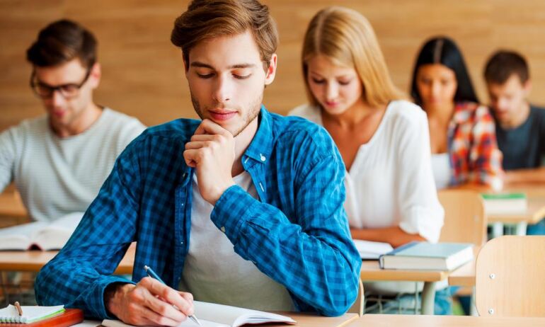 Lietuvių kalbos ir literatūros bei matematikos egzaminus šiais metais abiturientai išlaikė geriau