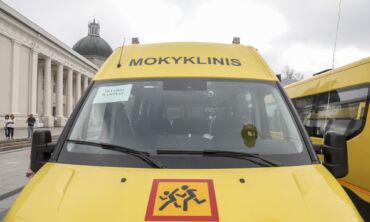Lietuvoje į mokyklas autobusais ir automobiliais kasdien keliauja 63